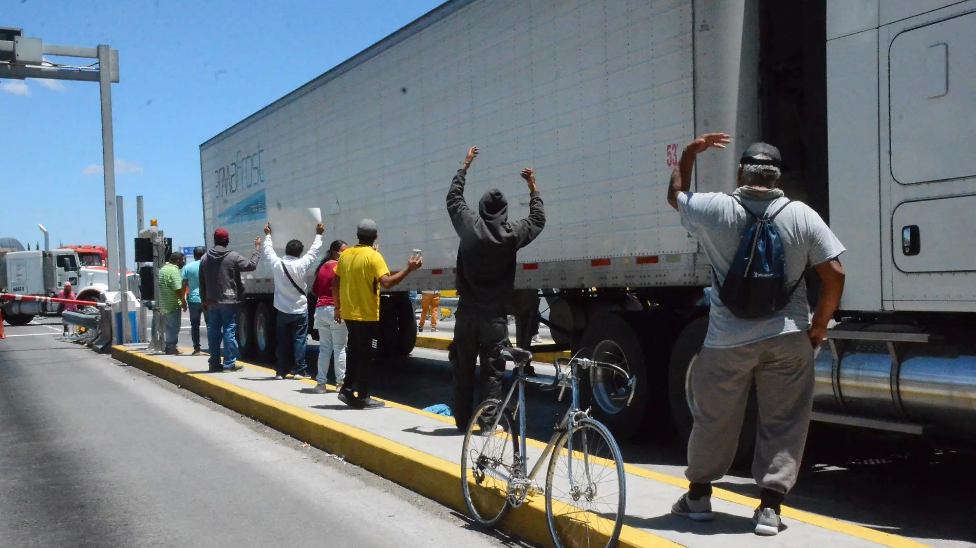 Una vez se presentó la presencia de manifestantes en la caseta de cobro.  Luis Luévanos.  El Sol de San Juan del Río.